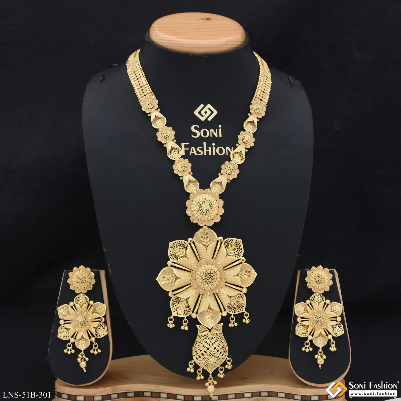1 Gram Gold Plated Graceful Design Necklace Set for Women - Style B301