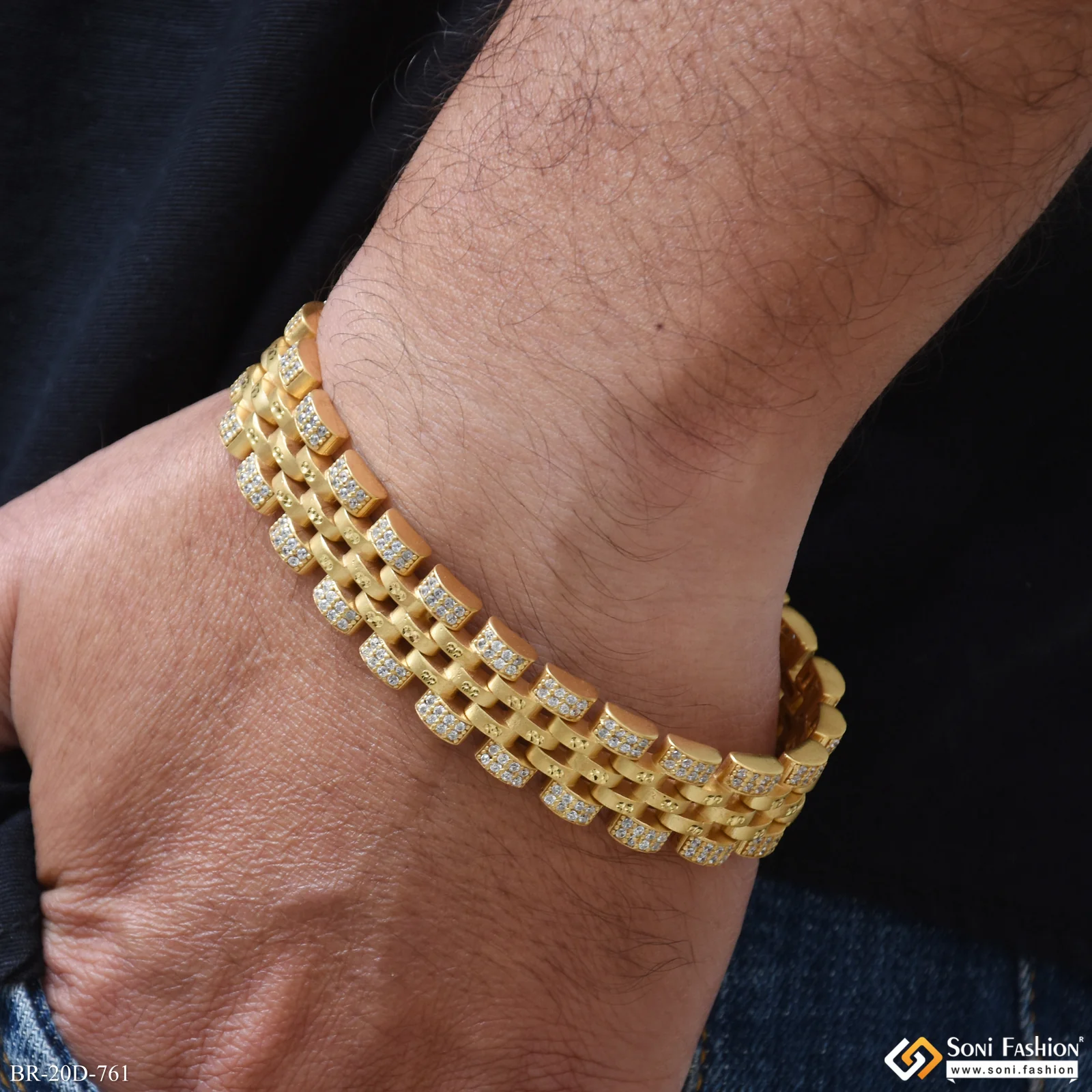 Amazing Design Gold Plated Bracelet for Men - Style D761
