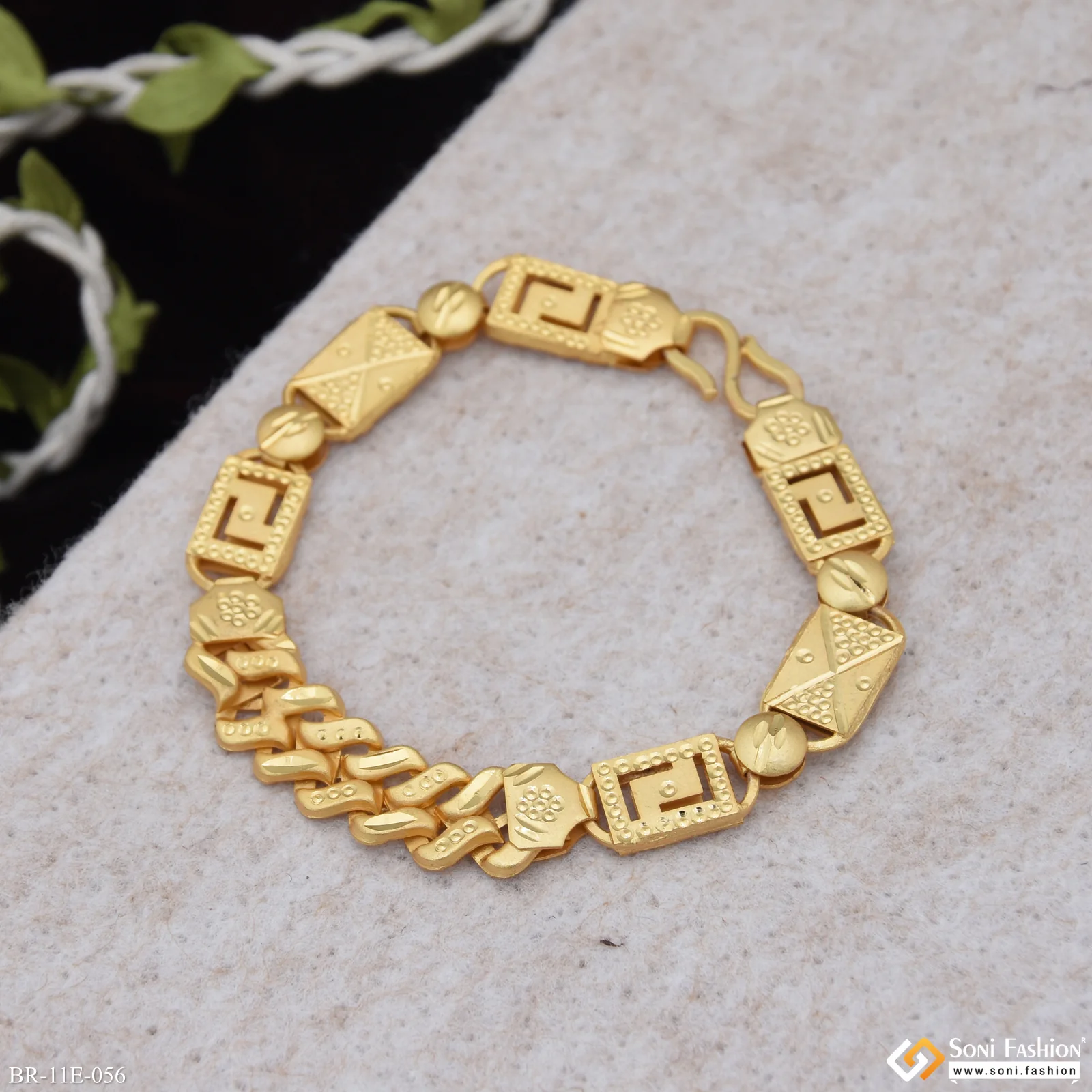 Amazing Design Gold Plated Pokal Nawabi Bracelet for Men - Style E056 - Image 3