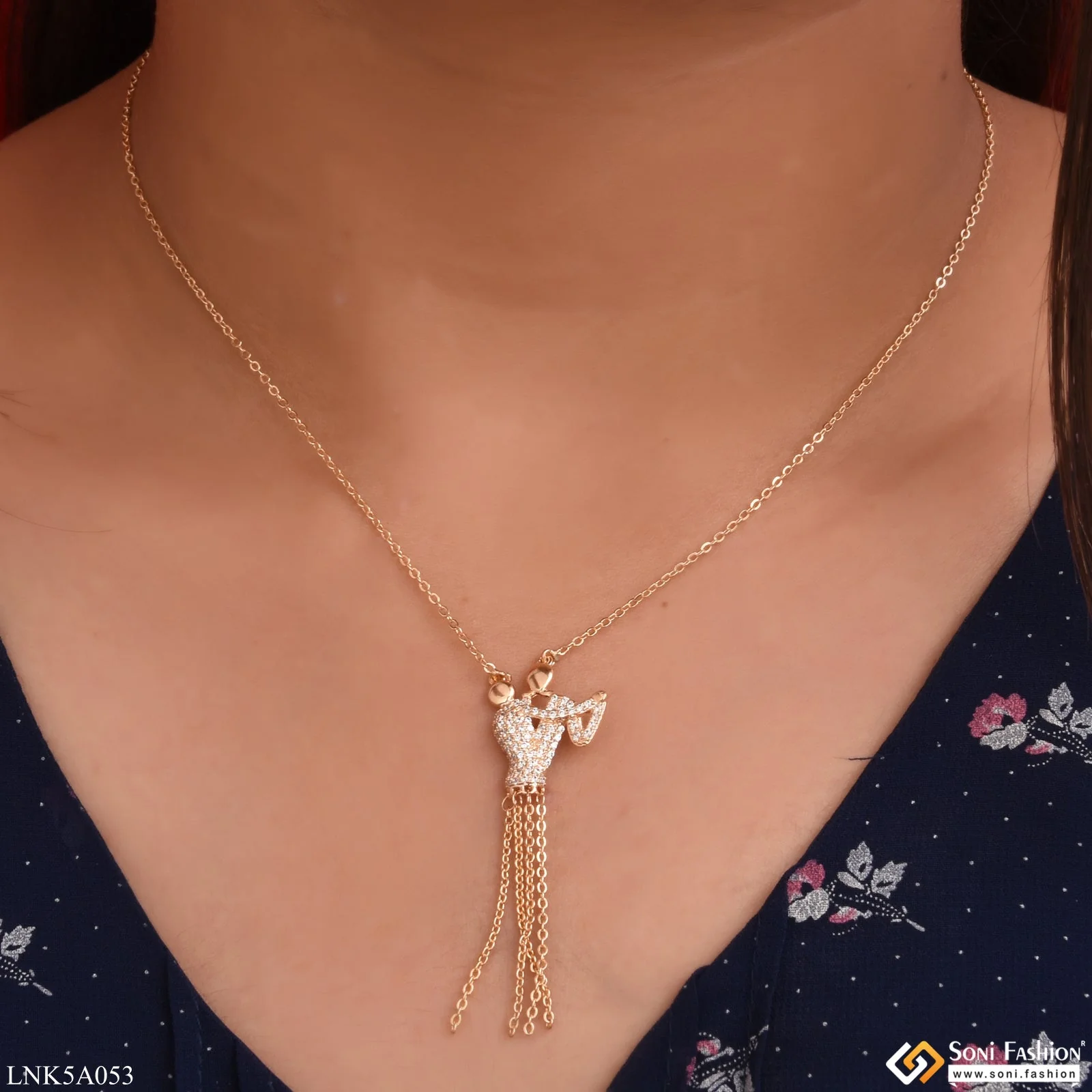 Couple Pose with Diamond Fashionable Golden Color Necklace for Women - Style LNKA053 - Image 4