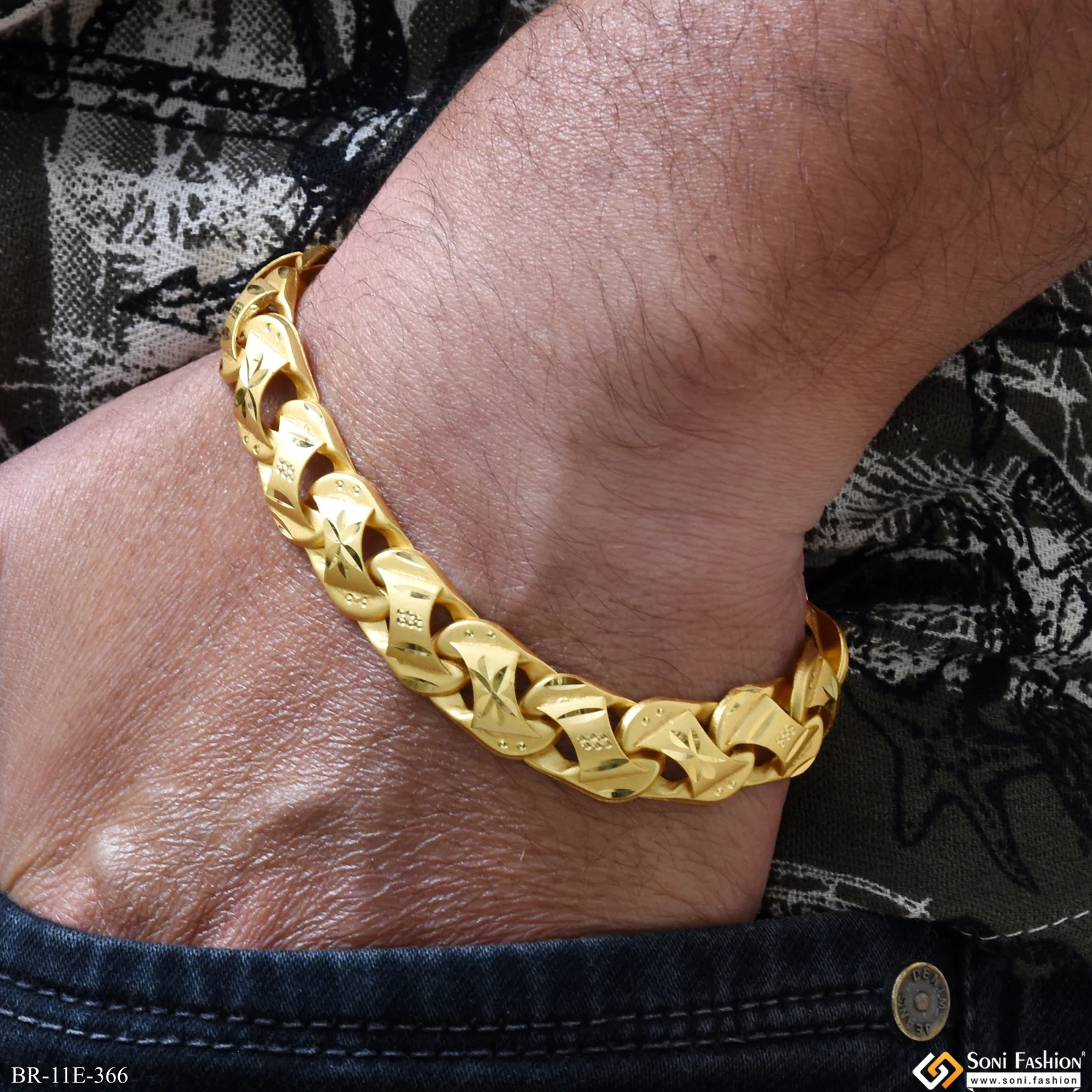 Delicate Design Gold Plated Pokal Bracelet for Men - Style E366