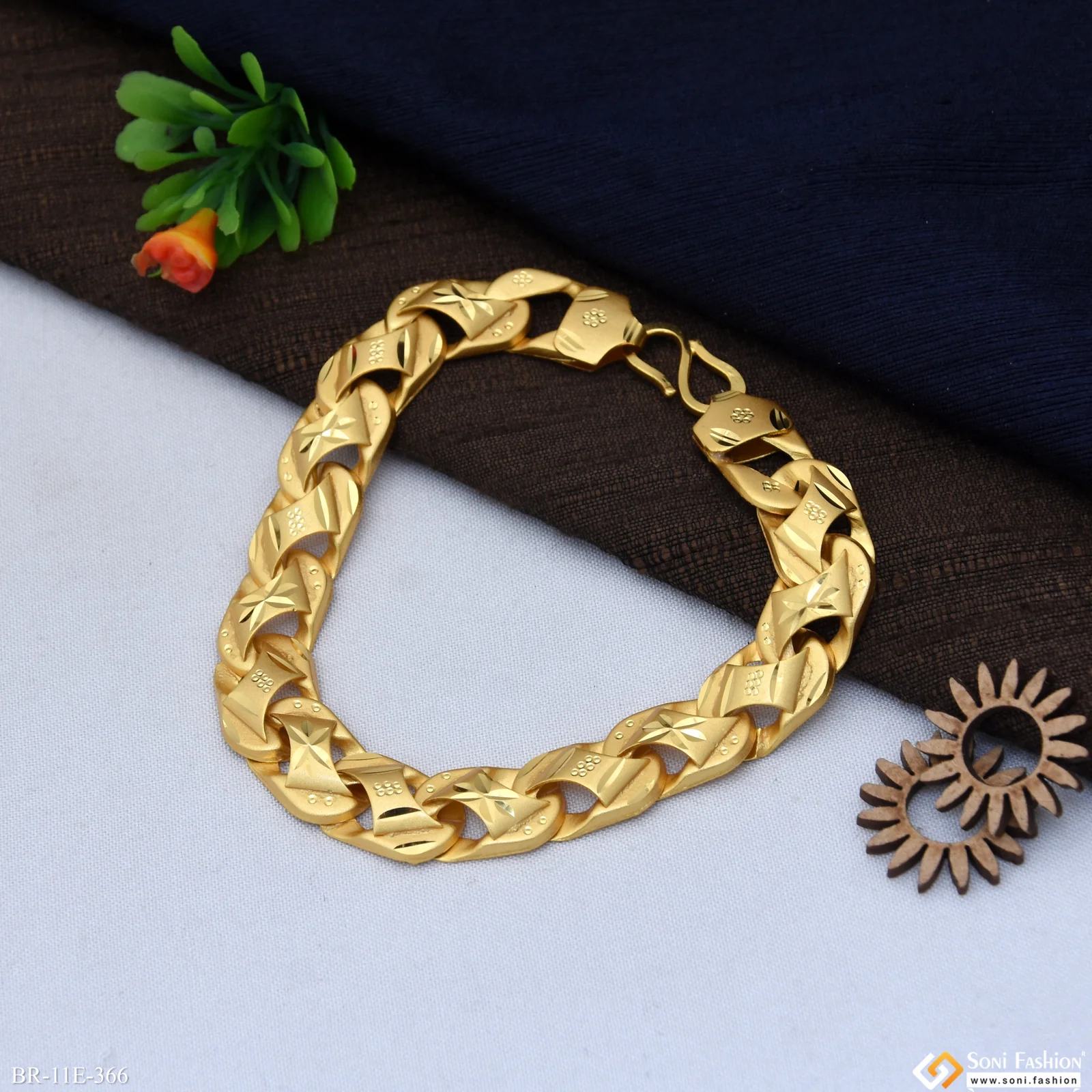 Delicate Design Gold Plated Pokal Bracelet for Men - Style E366 - Image 4