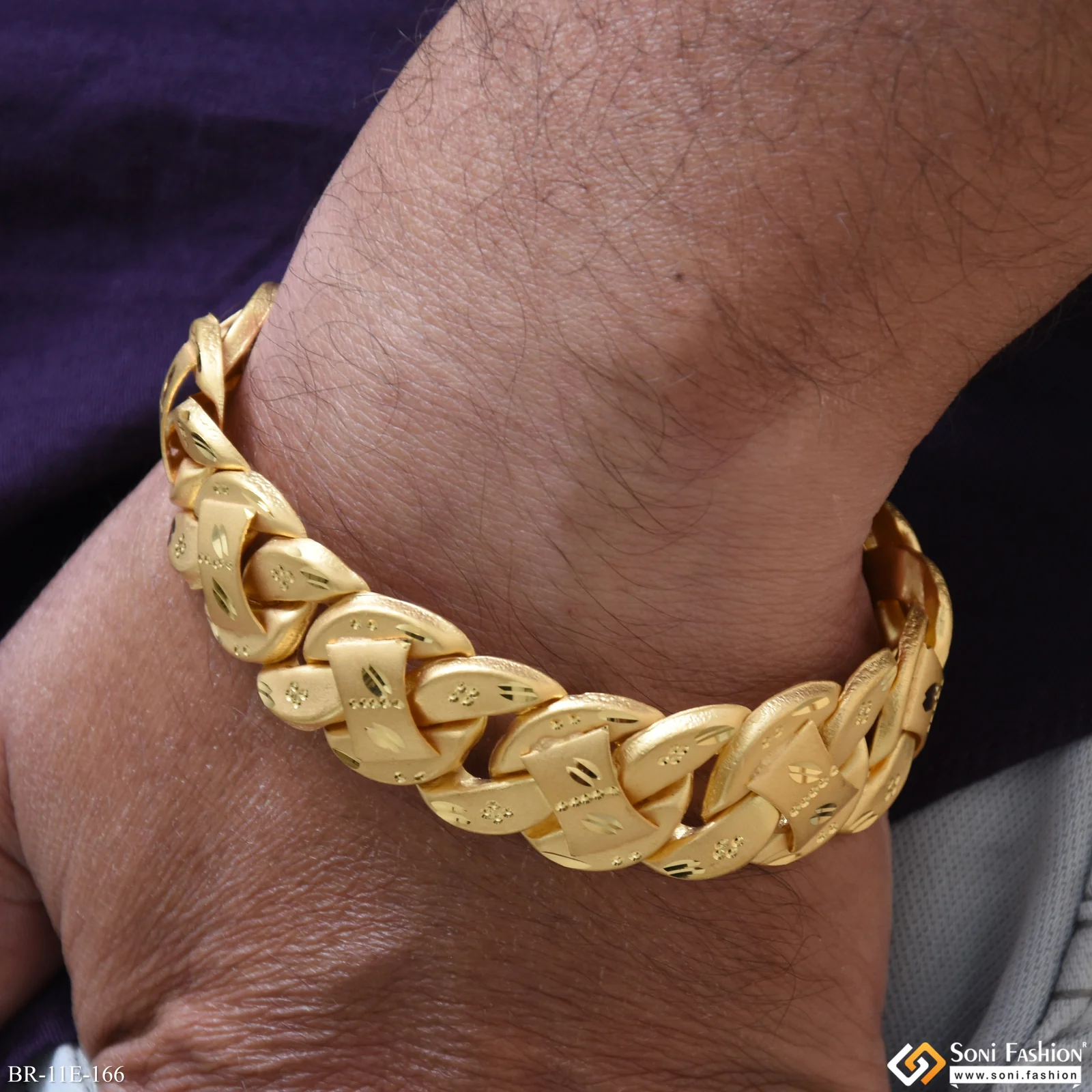 Excellent Design Gold Plated Pokal Bracelet for Men - Style E166