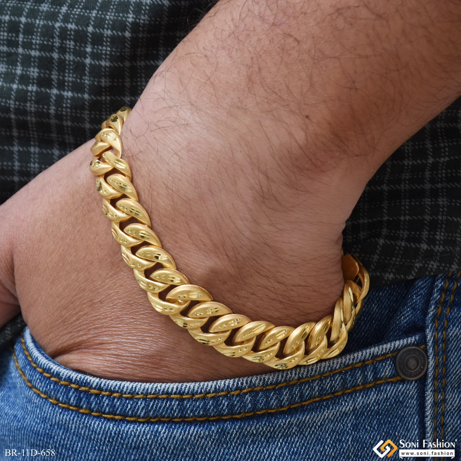 Extraordinary Design Gold Plated Pokal Bracelet for Men - Style D658