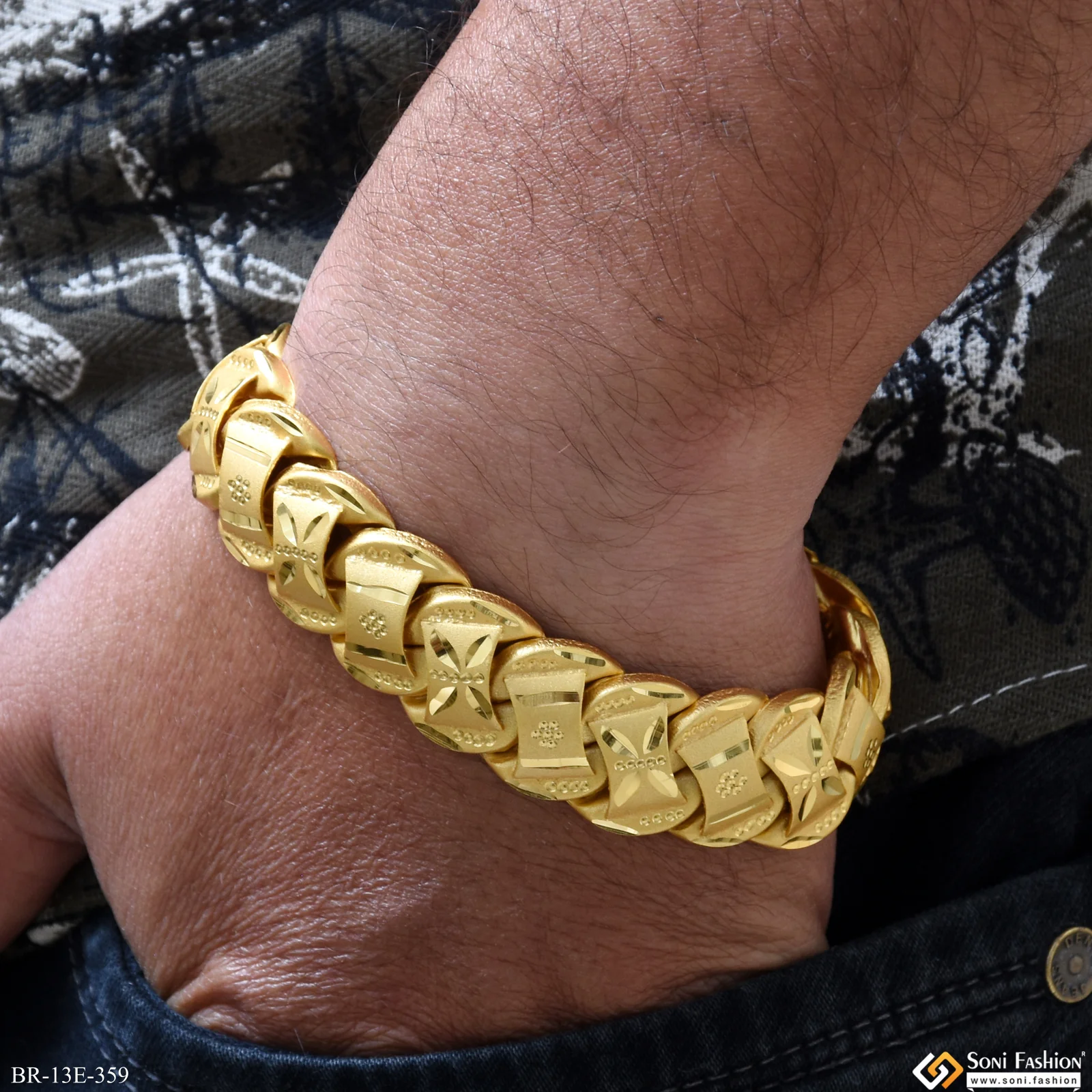 Fancy Design High-Quality Gold Plated Pokal Bracelet for Men - Style E359