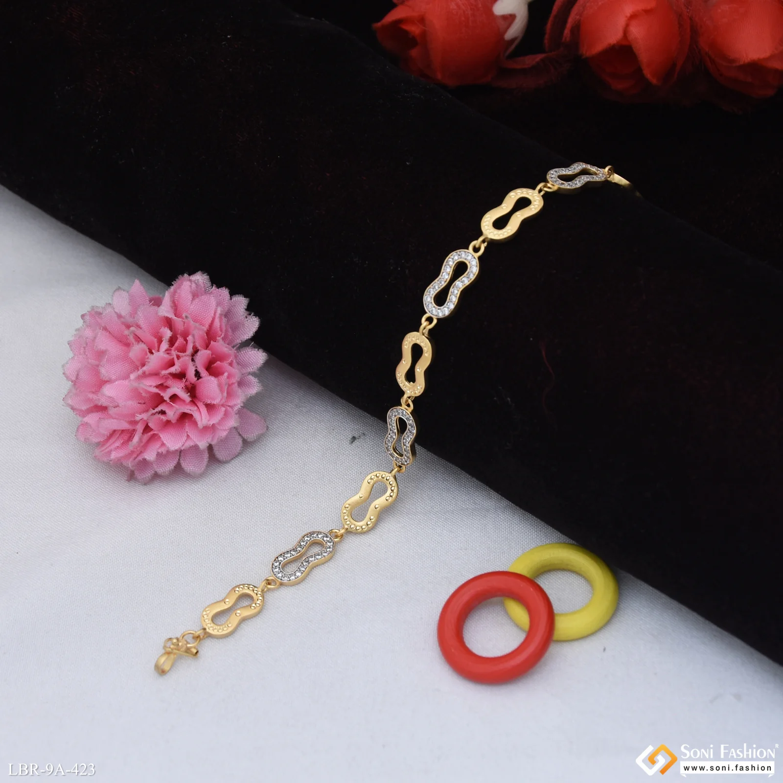 Fashion-Forward Gold Plated Bracelet for Ladies - Style A423 - Image 3