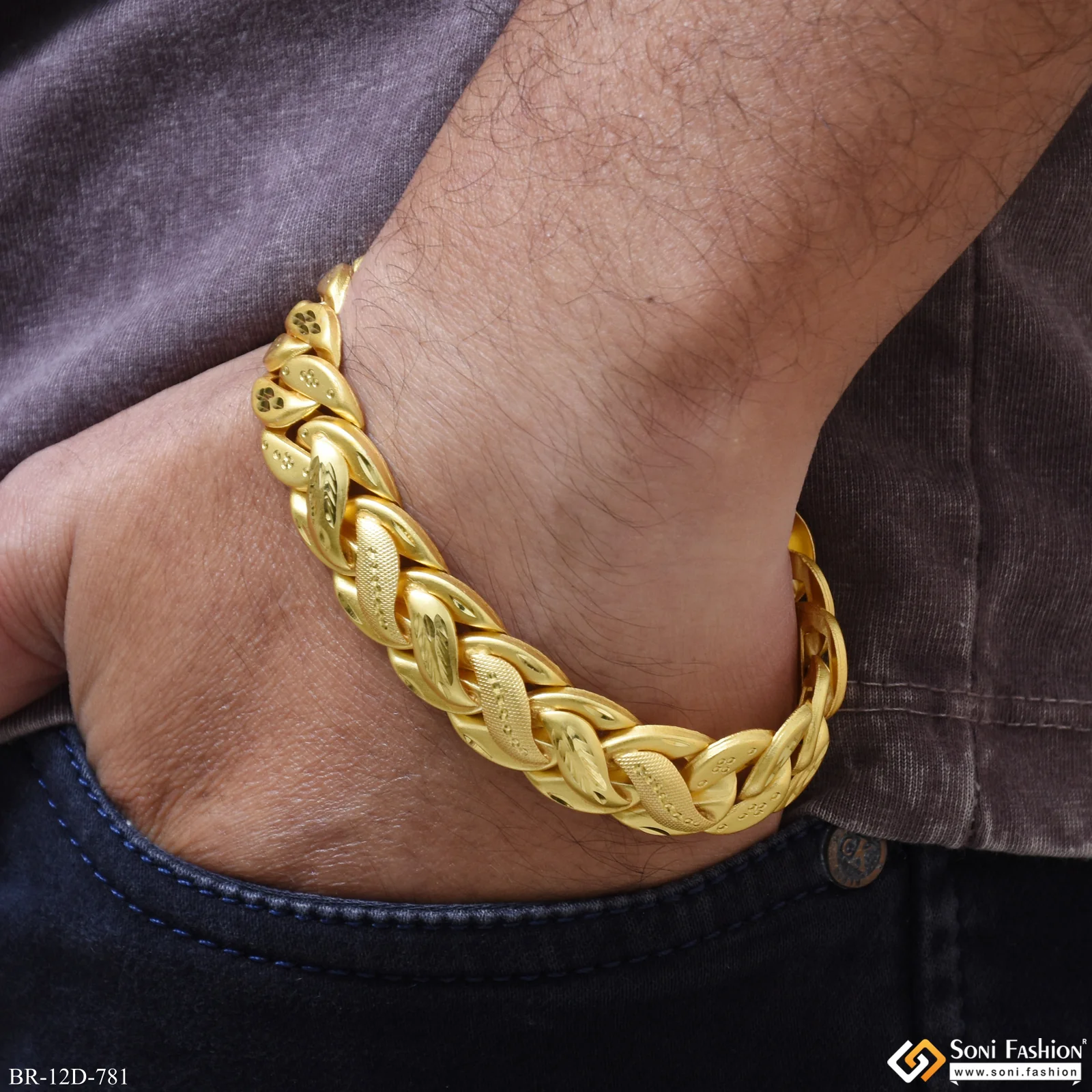 Fashionable Design Gold Plated Pokal Bracelet for Men - Style D781