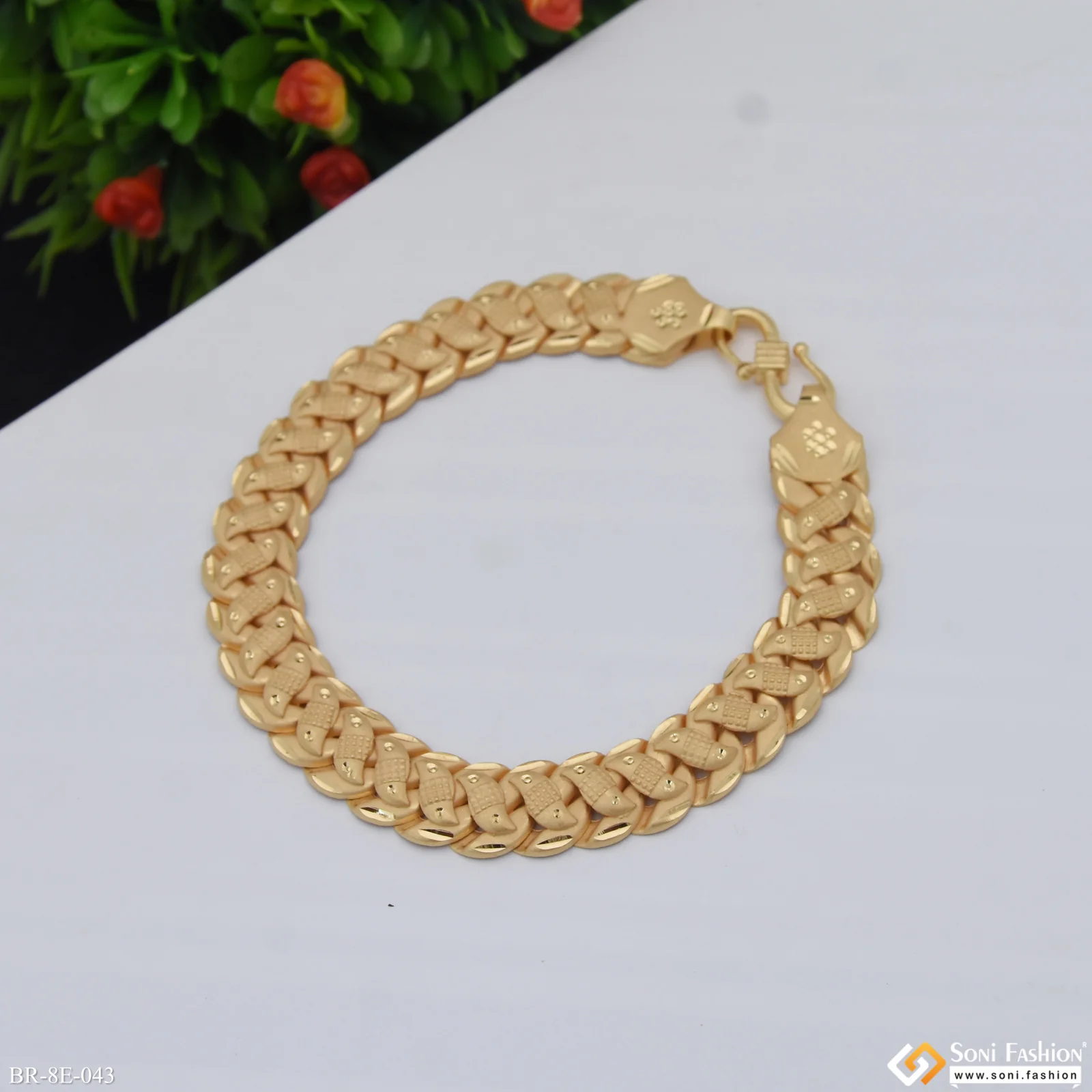 Fashionable Design Gold Plated Pokal Bracelet for Men - Style E043 - Image 4