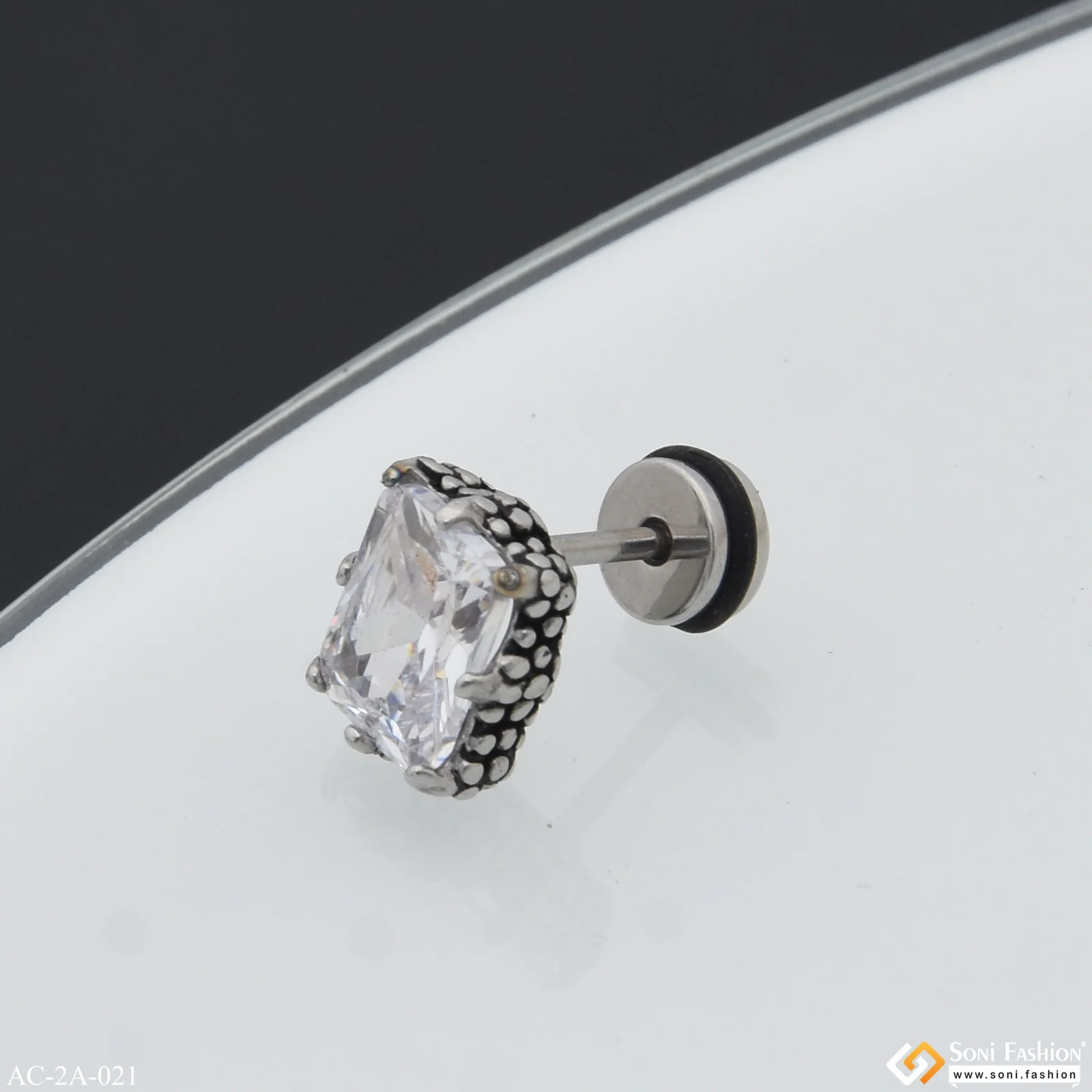 Finely Detailed Design Surgical Steel Stud Earring for Men (1 Pc) - Style A021 - Image 3