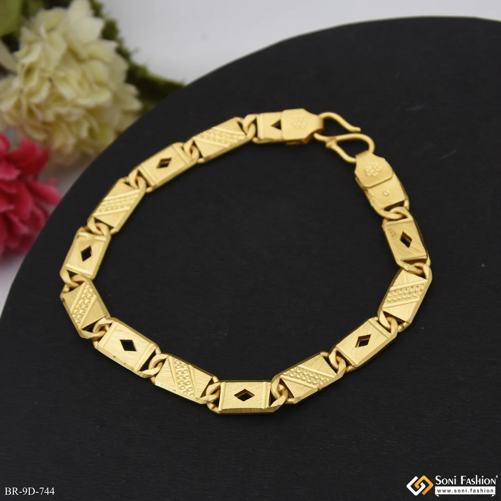 Glittering Design Gold Plated Nawabi Bracelet for Men - Style D744 - Image 3