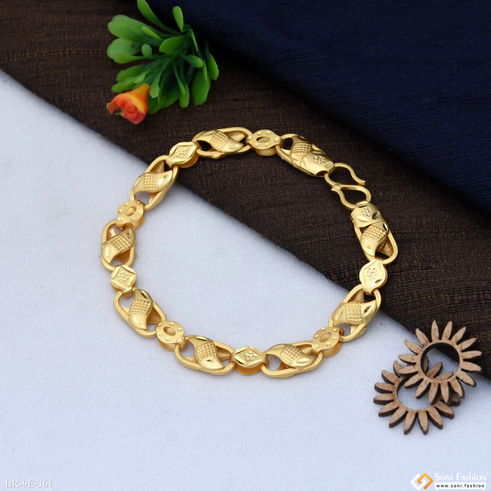 Kohli Exquisite Design High-Quality Gold Plated Bracelet for Men - Style E361 - Image 4