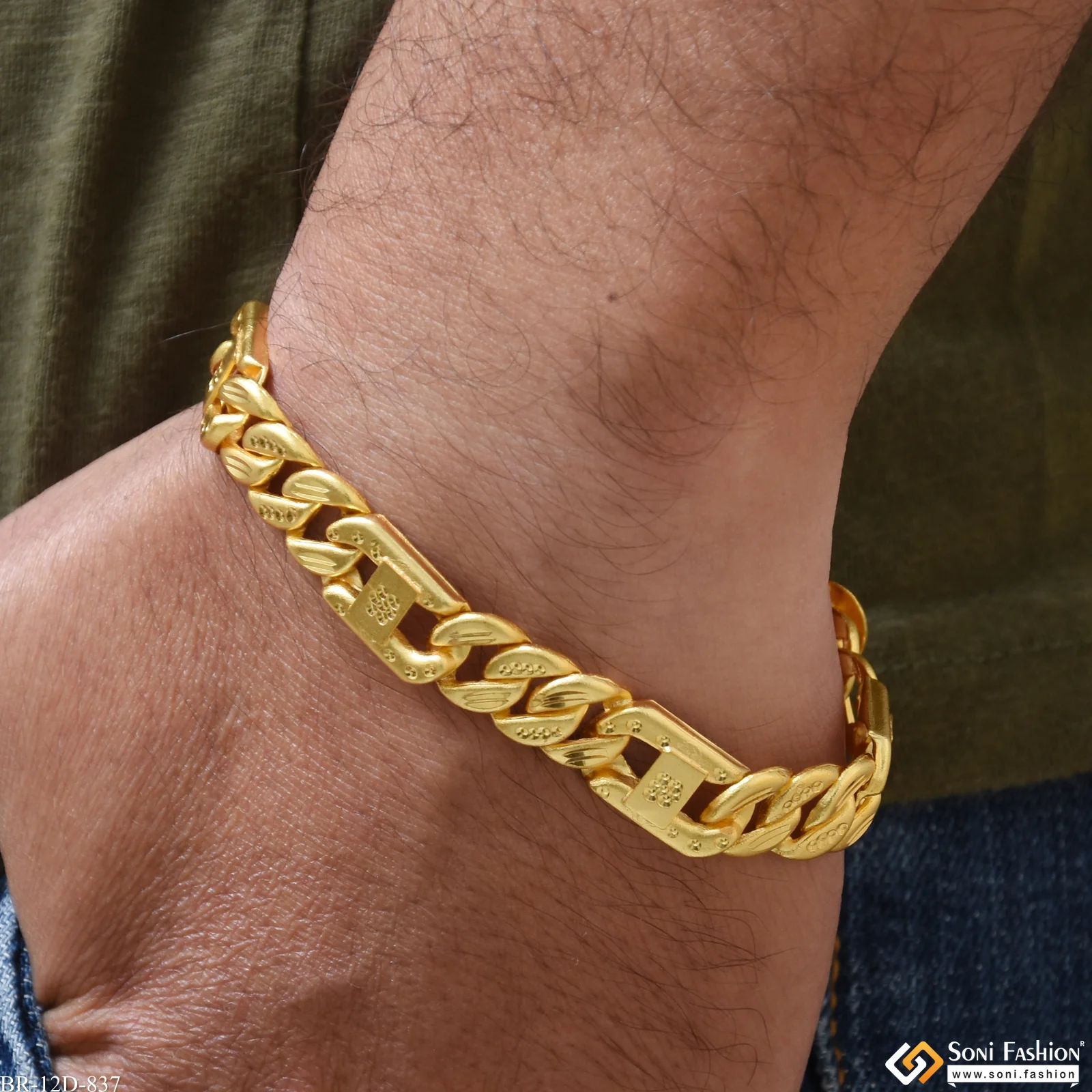 Latest Design Gold Plated Pokal Bracelet for Men - Style D837