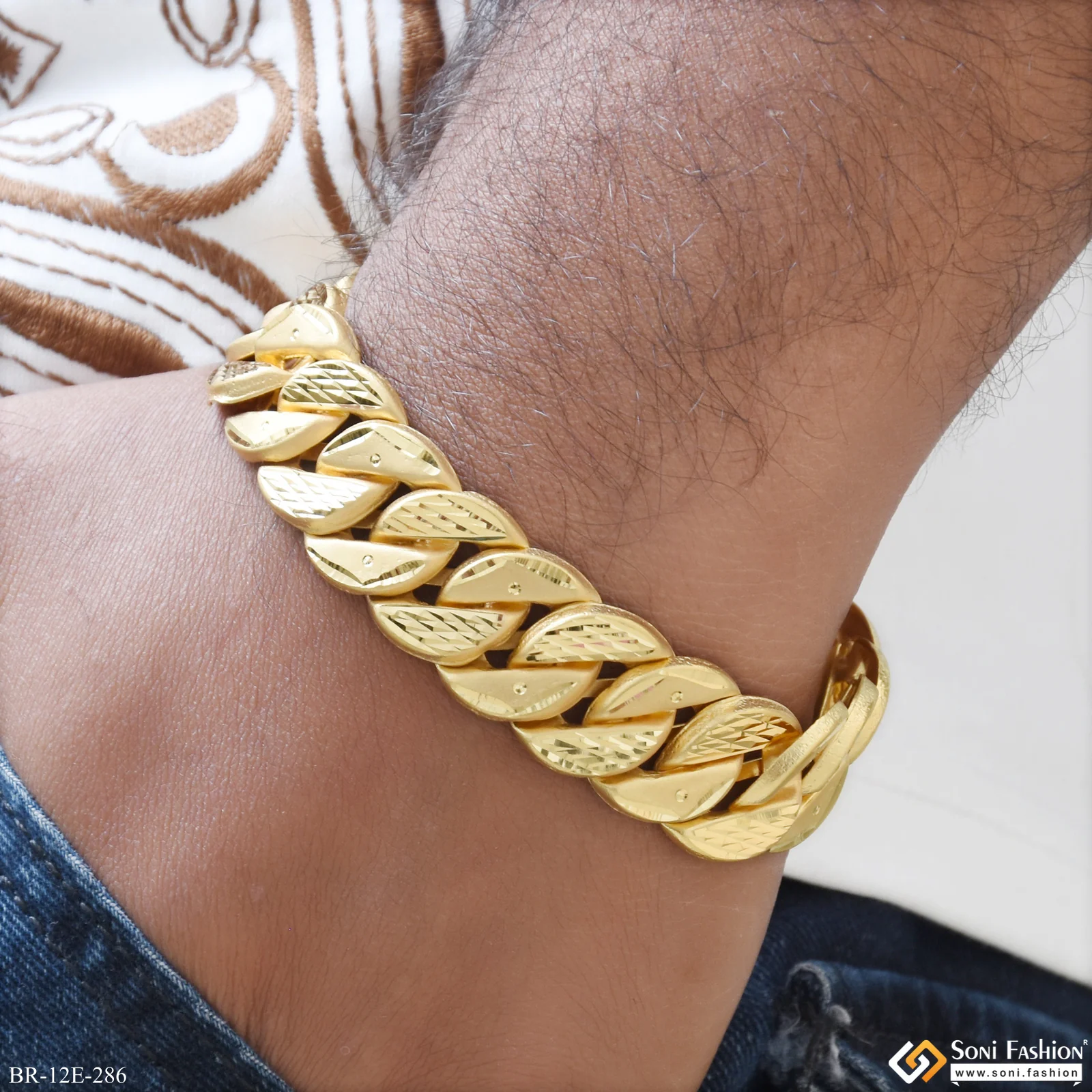 Latest Design Gold Plated Pokal Bracelet for Men - Style E286