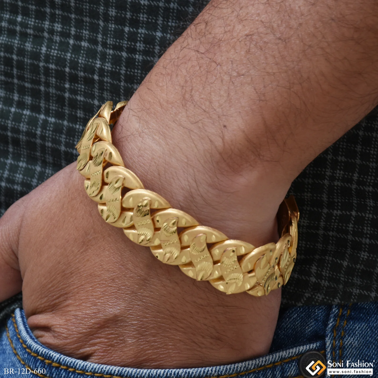Popular Design Gold Plated Pokal Bracelet for Men - Style D660
