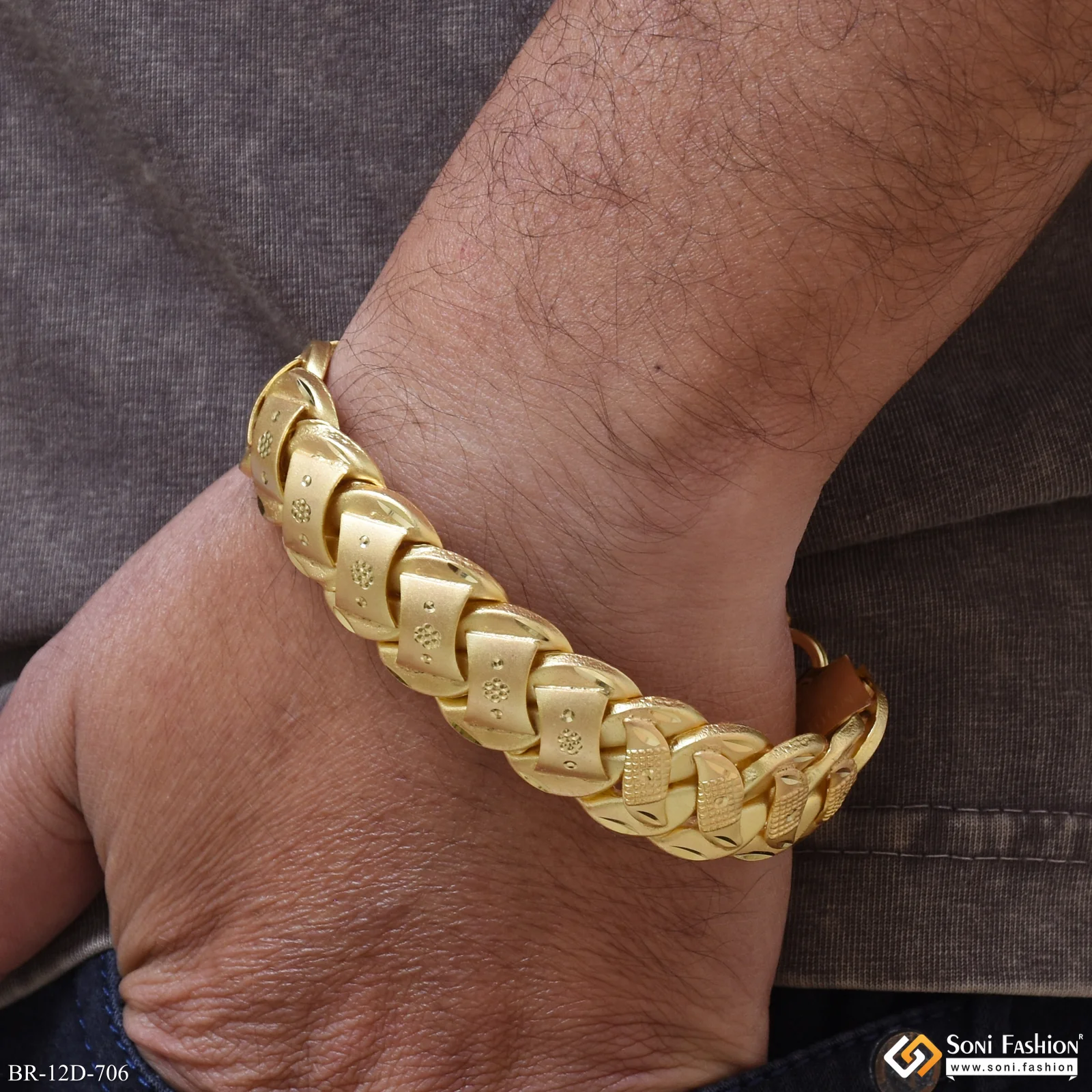 Popular Design Gold Plated Pokal Bracelet for Men - Style D706