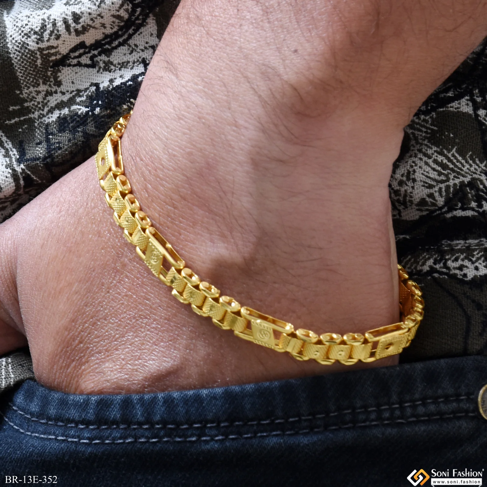 Trending Design Gold Plated Box Bracelet for Men - Style E352