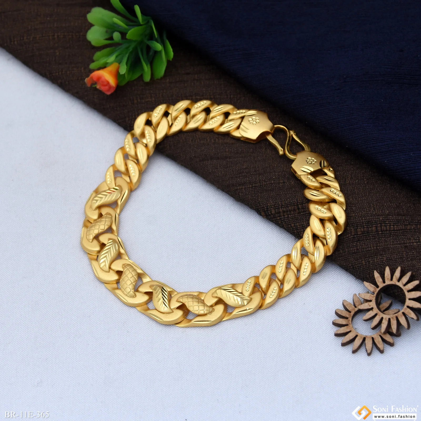 Trending Design Gold Plated Pokal Bracelet for Men - Style E365 - Image 4
